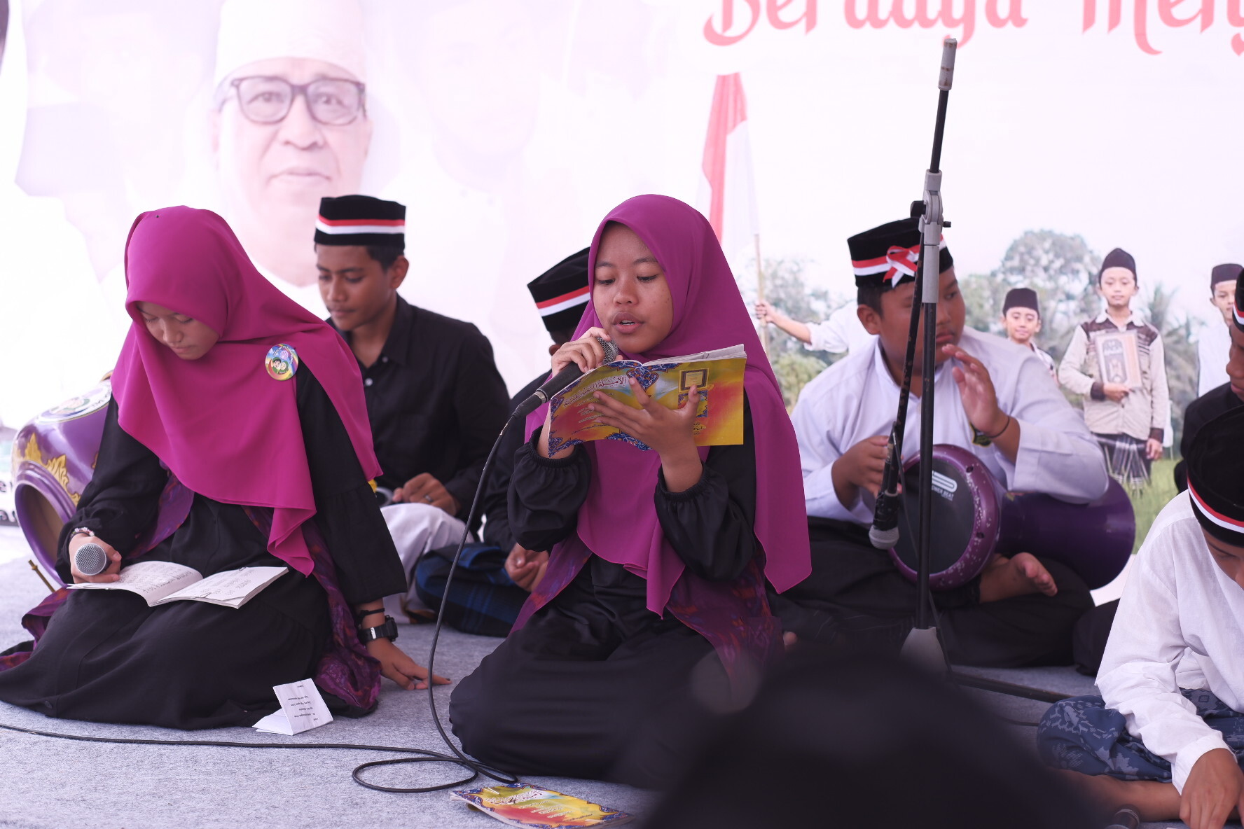 Tampil Berbeda dalam Gebyar Hari Santri Nasional 2022, Siswa MTs Karakter Mutiara Bunda Bali Melantunkan Sholawat Al-Banjari dan Nadzom Kitab al Amtsilah at-Tashrifiyah dengan diiringi Kelihaian Pukulan Rebana, Minggu (23/10/2022)