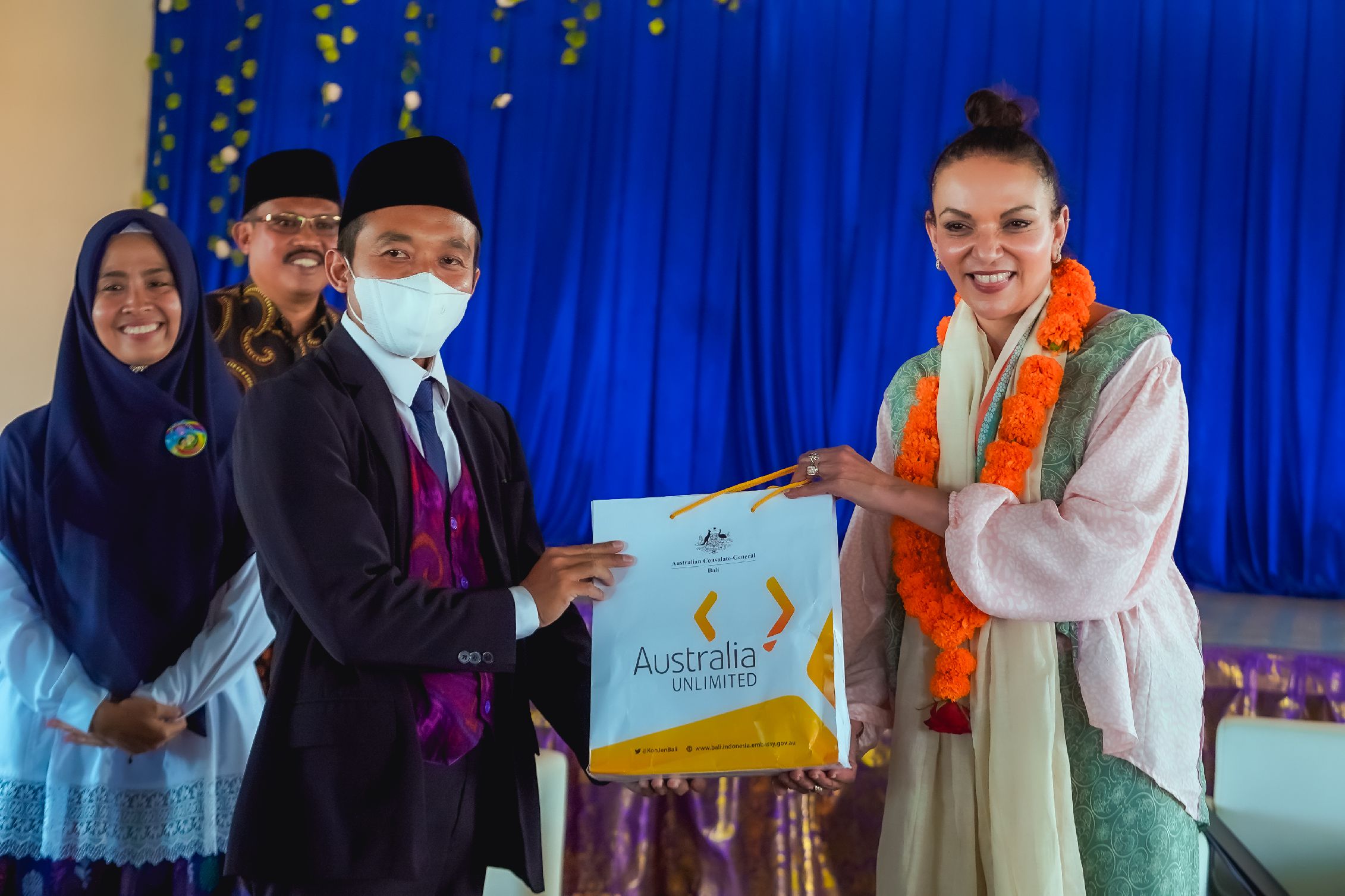 Dok. Pertukaran Cinderamata oleh MI Karakter Mutiara Bunda Bali dan Dr. Anne Aly MP