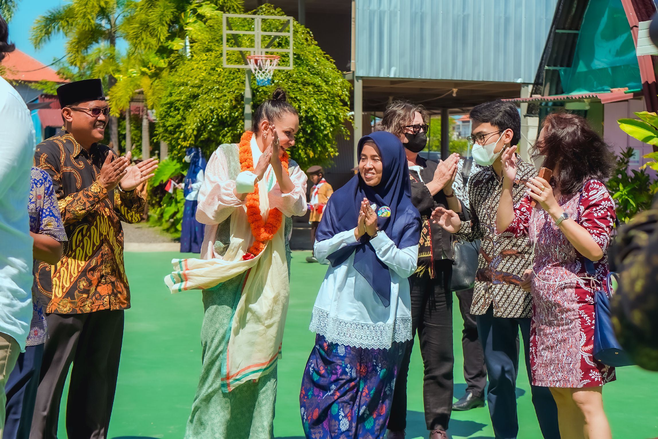 Sambutan Hangat Diterima oleh Menteri Pendidikan Anak Usia Dini dan Pemuda Australia, Dr Anne Aly MP saat Berkunjung ke MI Karakter Mutiara Bunda Bali
