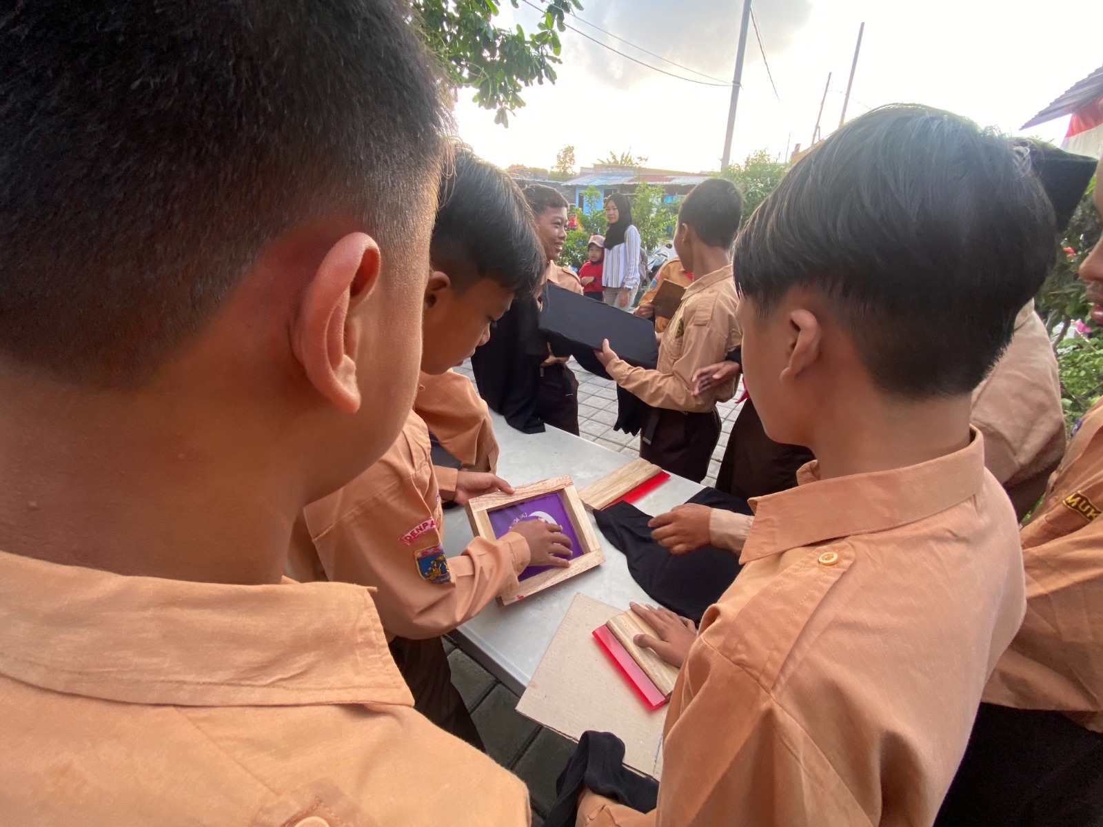 Suasana Kegiatan Penyablonan Baju Program TAJAM (Tanam Jagung Mutiara), Jumat, 25 Agustus 2023
