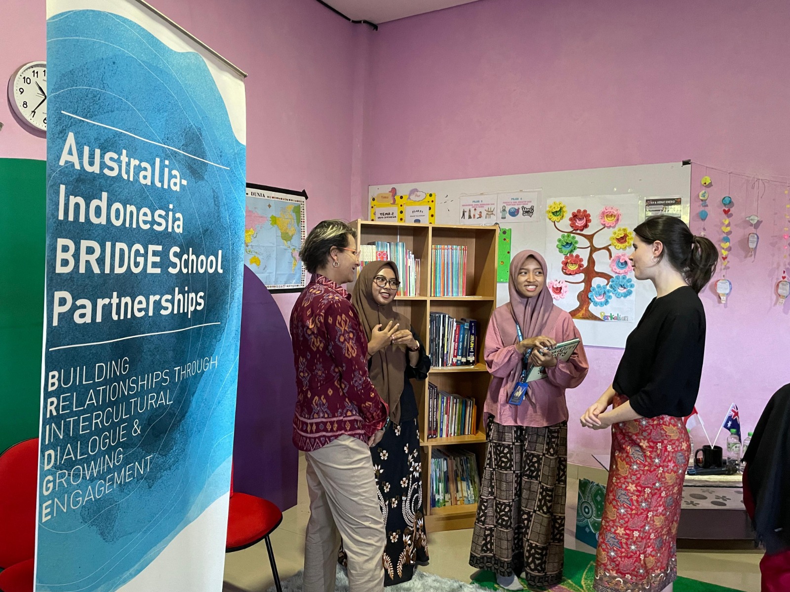 KONSUL-JENDERAL AUSTRALIA DI BALI KUNJUNGI SEKOLAH BRIDGE DALAM RANGKA HARI PENDIDIKAN NASIONAL INDONESIA