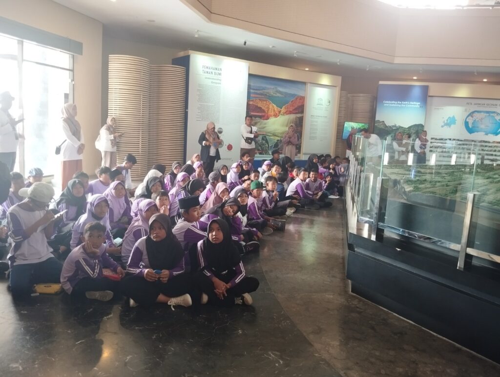 Outing Class 4 & 5 MI KMBB: Pengalaman Belajar di Museum Geopark dan Waterboom Sidembunut