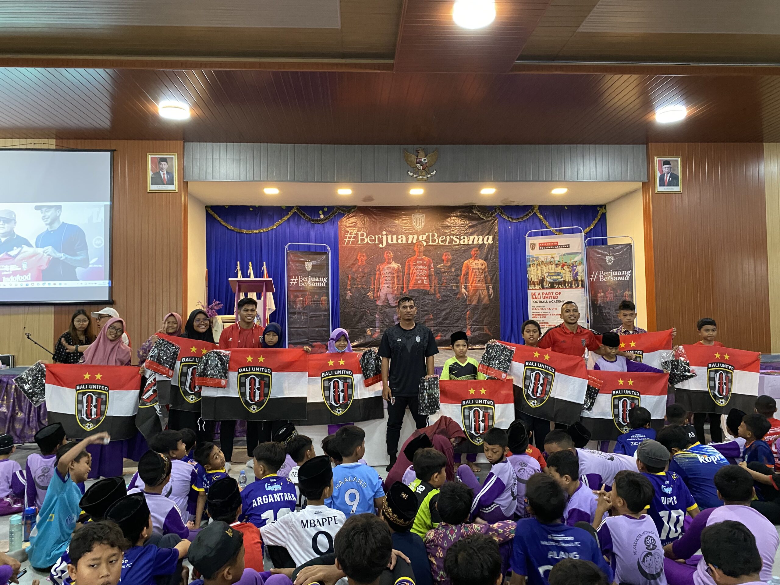 KUNJUNGAN BALI UNITED KE MADRASAH KARAKTER MUTIARA BUNDA BALI BERSAMA IRFAN JAYA DAN RAHMAT ARJUNA