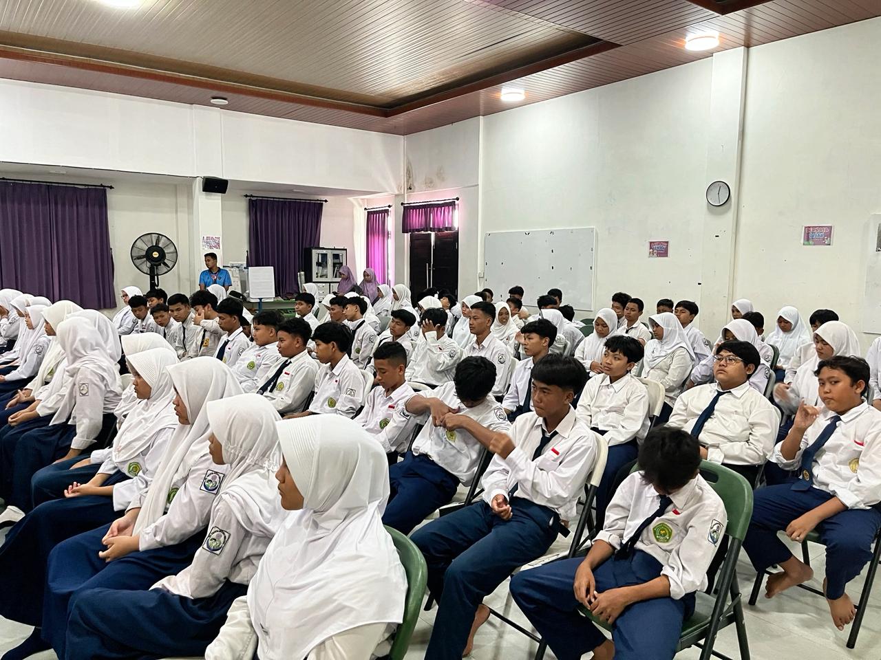 arahan mengenai peningkatan standar layanan kesehatan sekolah melalui optimalisasi peran Unit Kesehatan Sekolah (UKS).